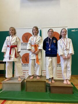 Katalina Jelen Razpet 1. mesto in Polona Bajc 3. mesto v katah